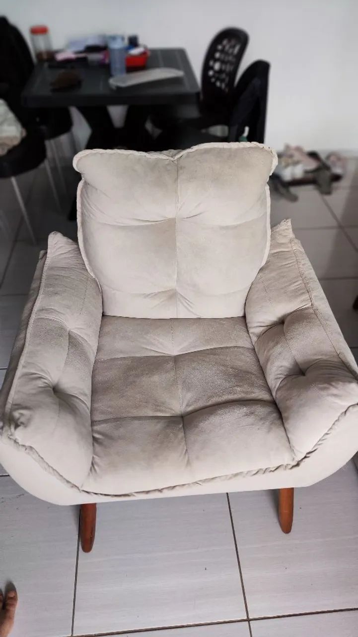 Poltrona decorativa bege + puff 
