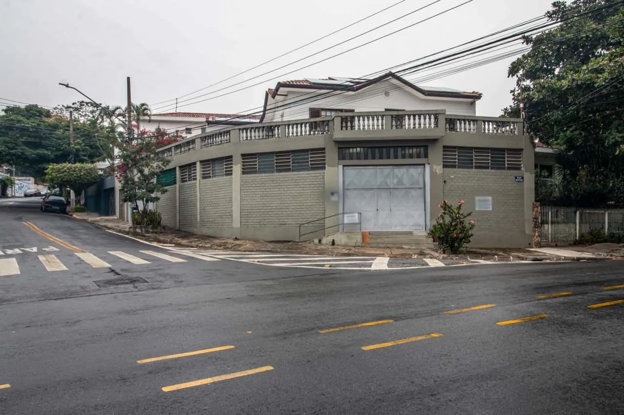 Loja na Rua José Borelli, 26  420 m²