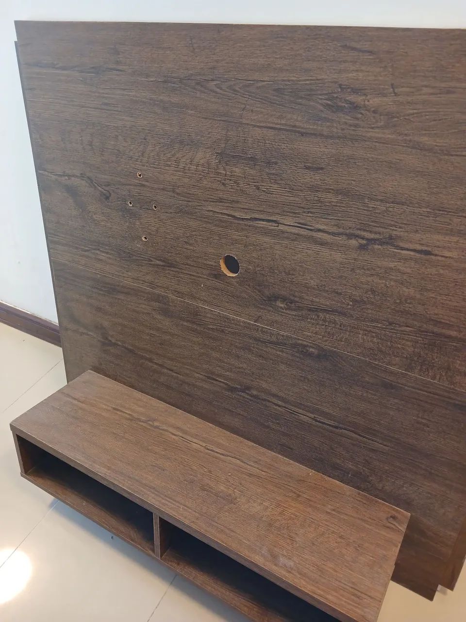 Painel de TV com nicho na cor tabaco