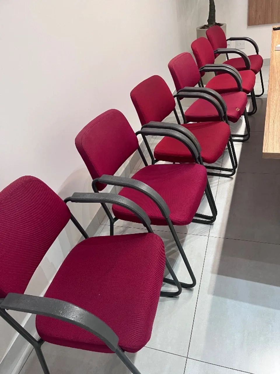 Cadeiras estofadas com braço fixo