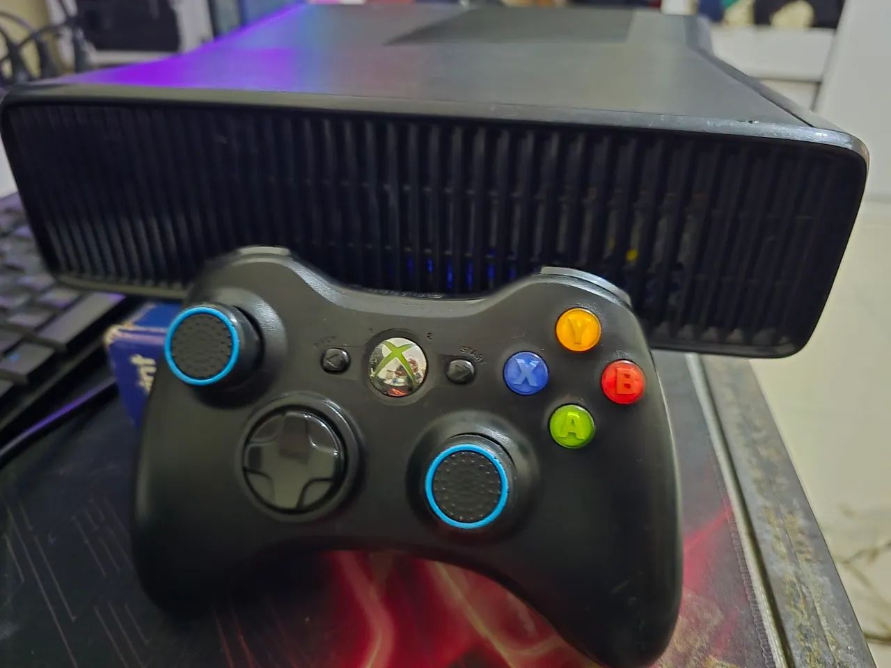 Xbox 360 slim rgh 1tb 80 jogos - Foto 3