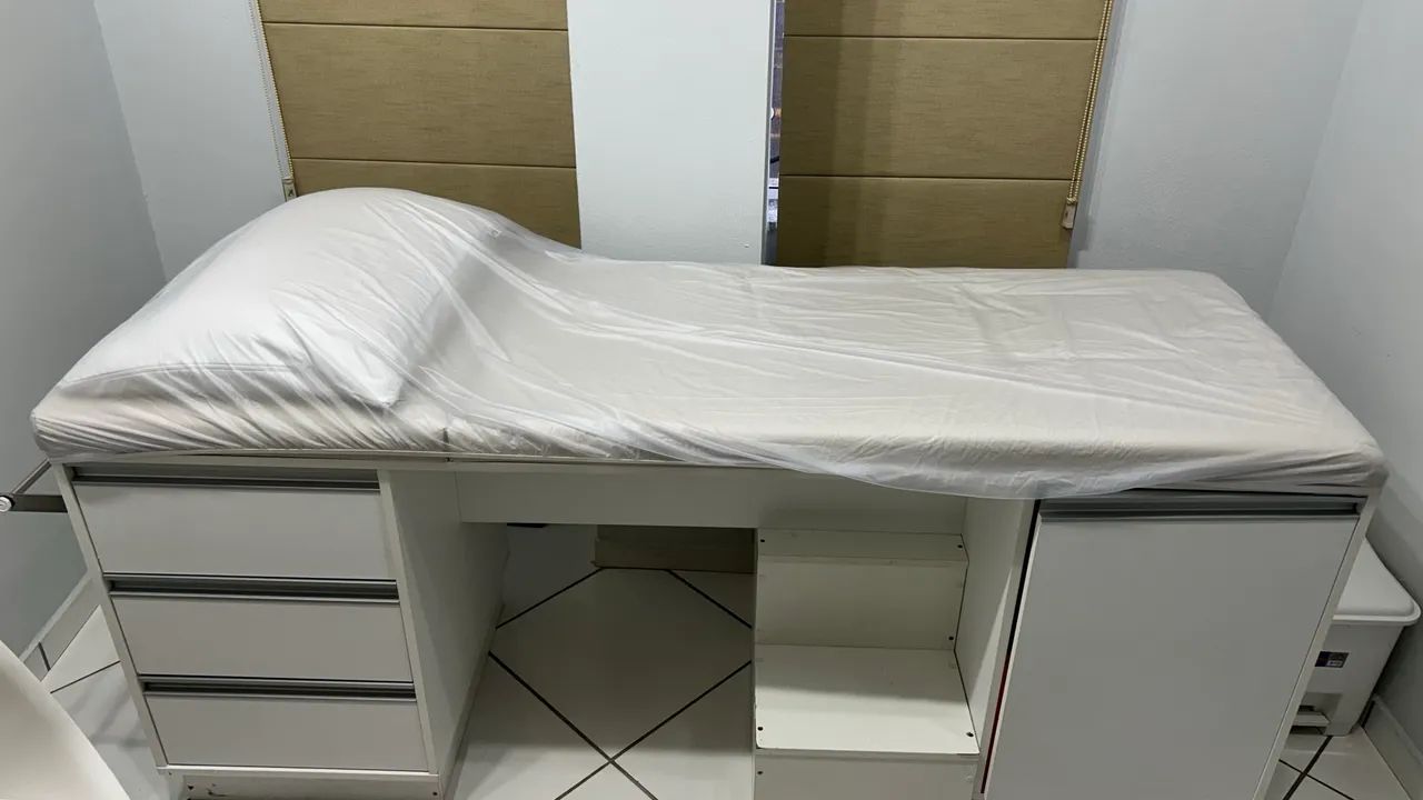 Maca com porta e gavetas semi novo