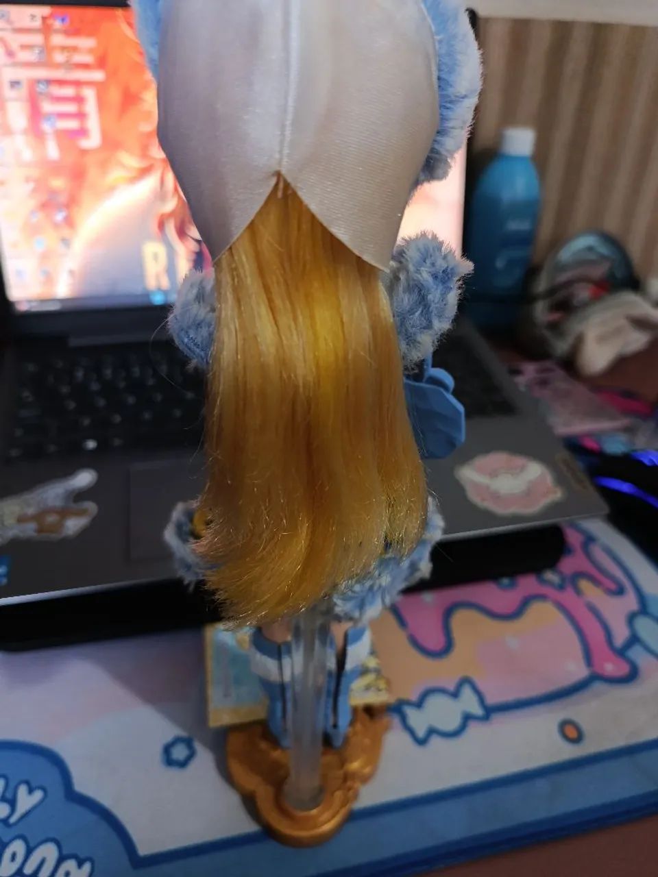 Boneca Ever After High Blondie Lockes Epic Winter - Acompanha bolsa  - Foto 2