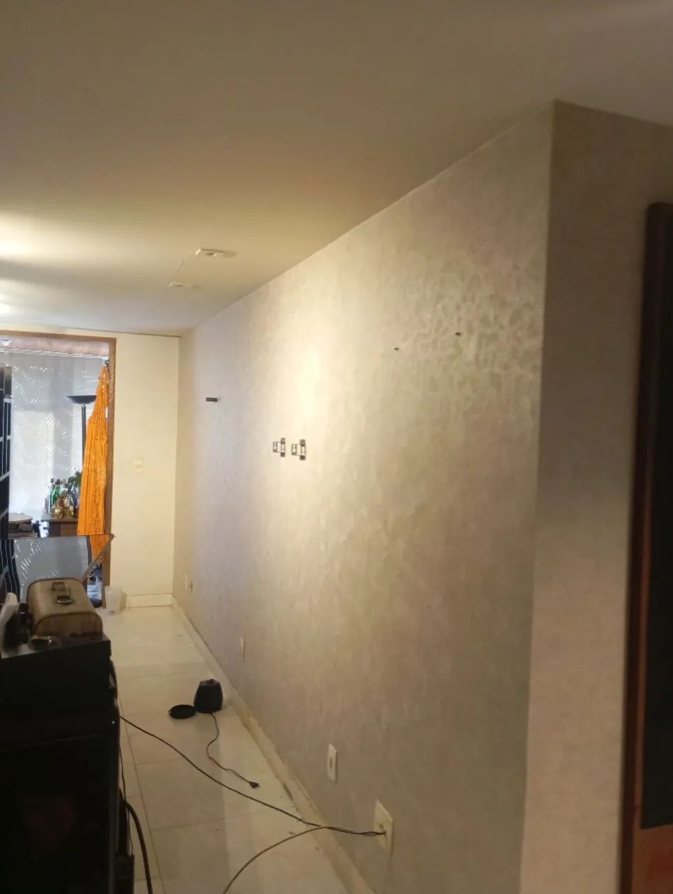 Instalador de papéis de parede e adesivos