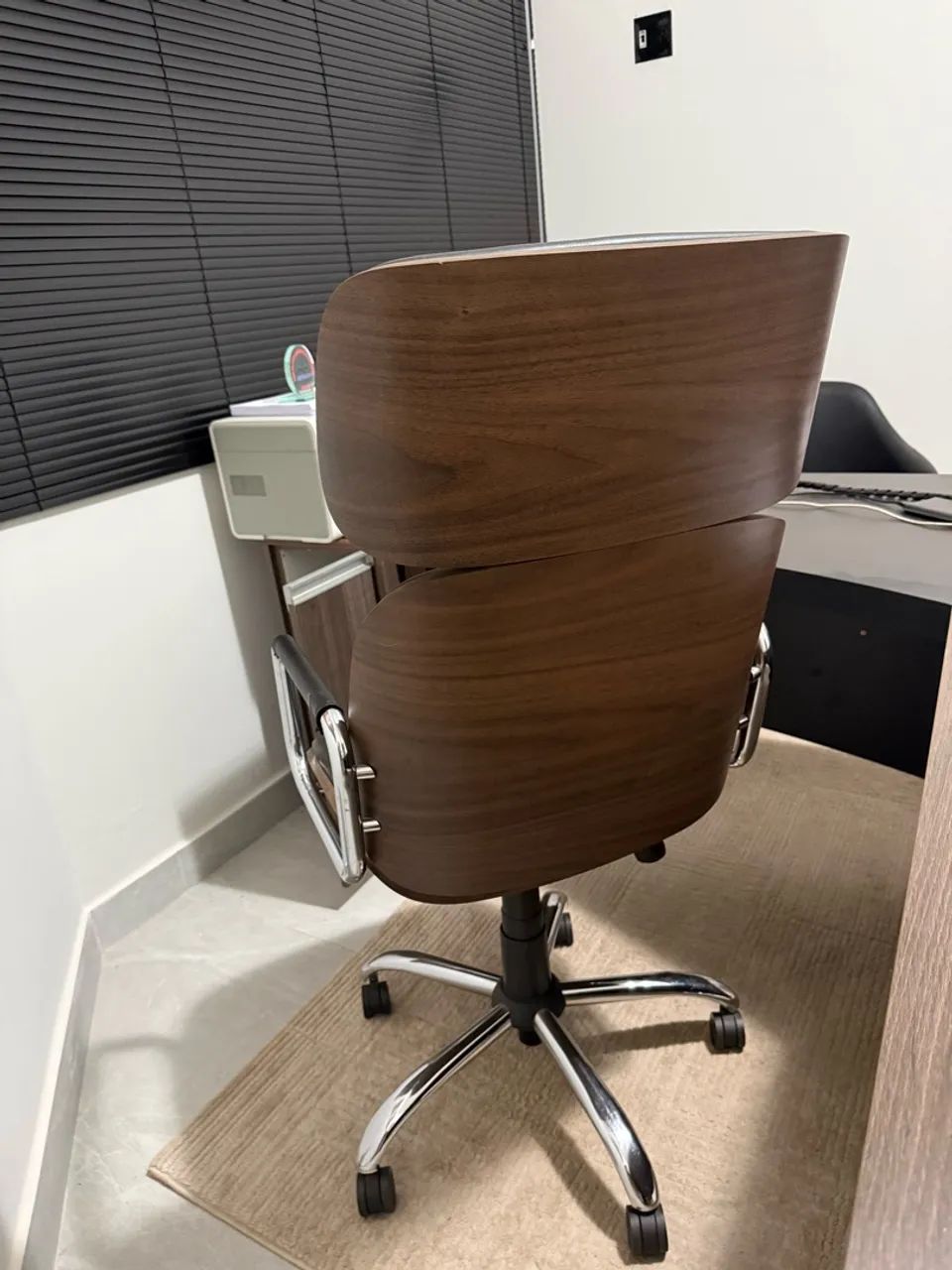CADEIRA EAMES PRESIDENTE COM RODINHAS DESIGN OFFICE - Foto 3