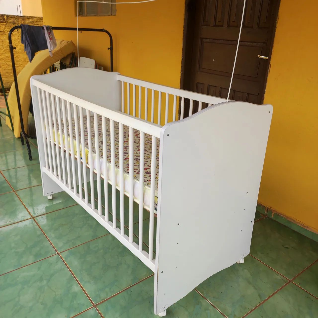 Berço Infantil Branco com Rodízios + Colchão Castor - Foto 2