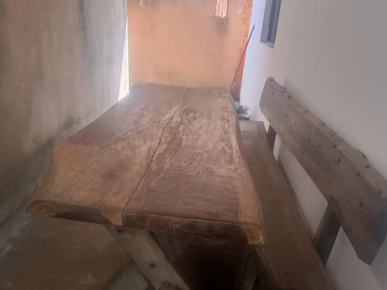 Mesa rústica de madeira 