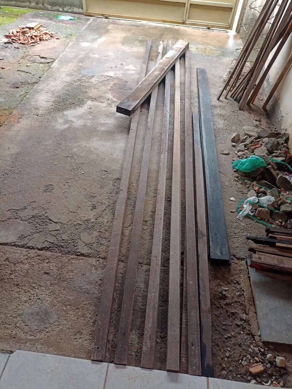 Selling 10 rafters of 4m, 5 / 2 rafters of 2m / 1 piece of 15 of 3m and some laths for BRL 400