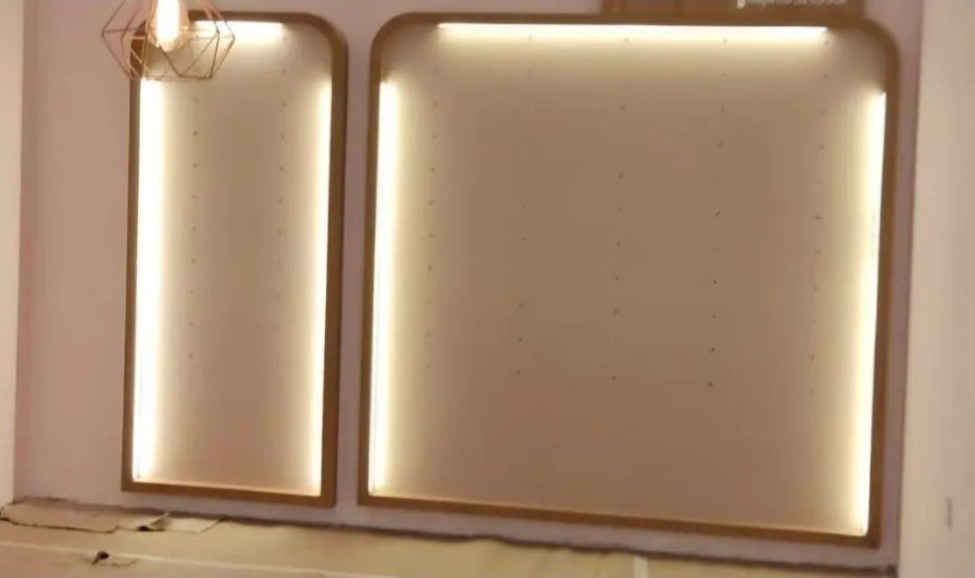 Painel de Led com ganchos para comercio