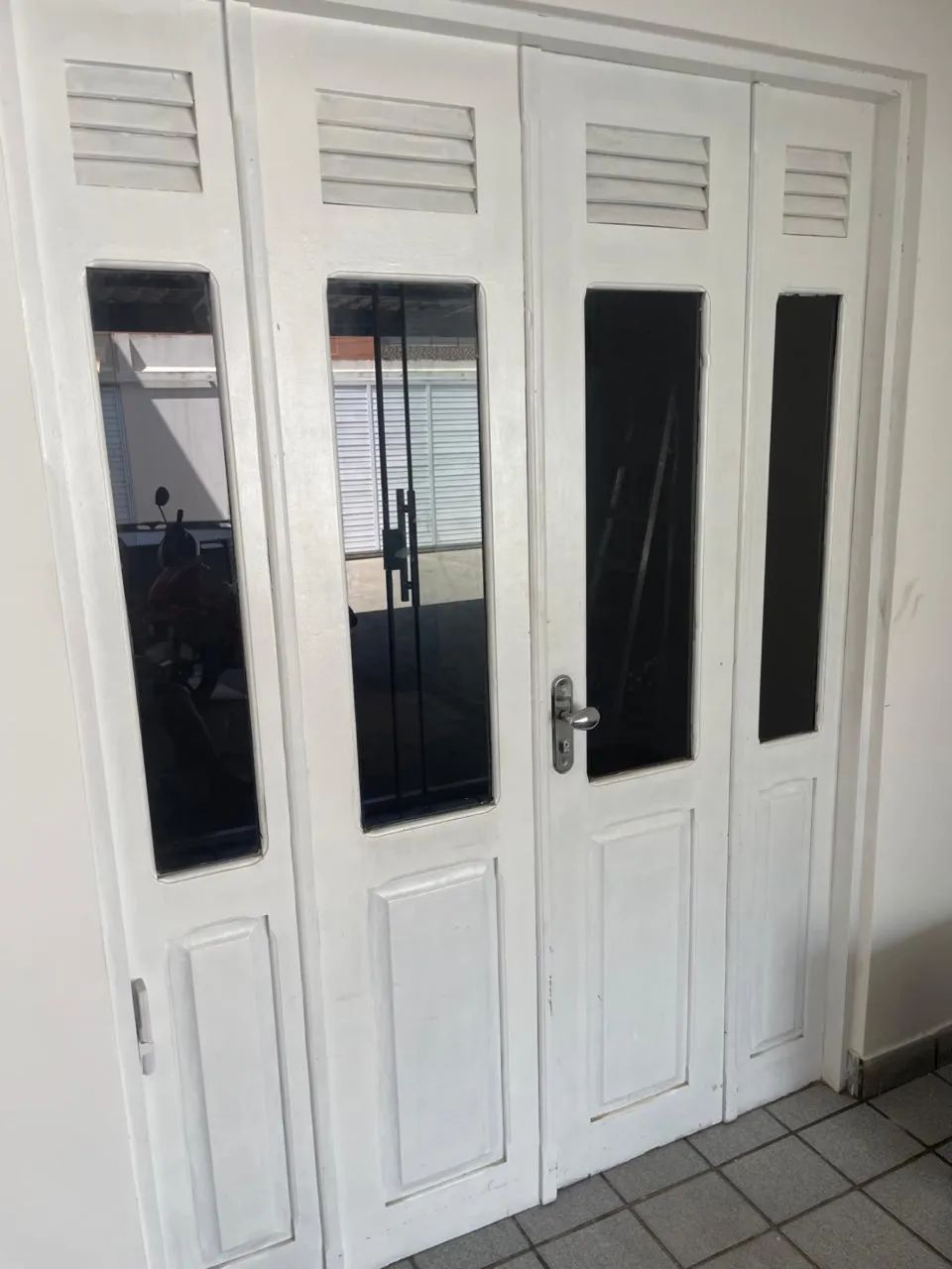 Portas de madeiras mais janelão 