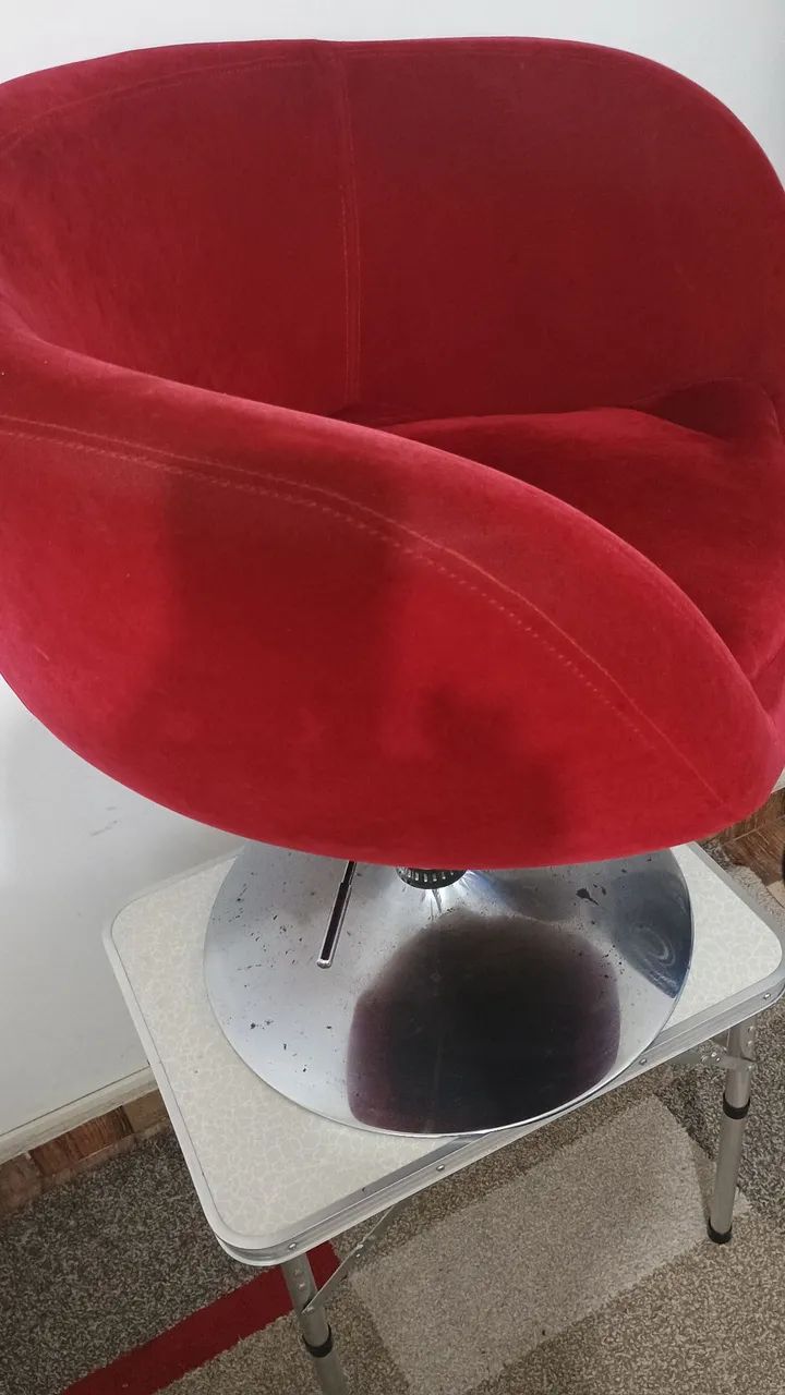 Vendo Poltrona Vermelha Giratória ajustável assento veludo  - Foto 2
