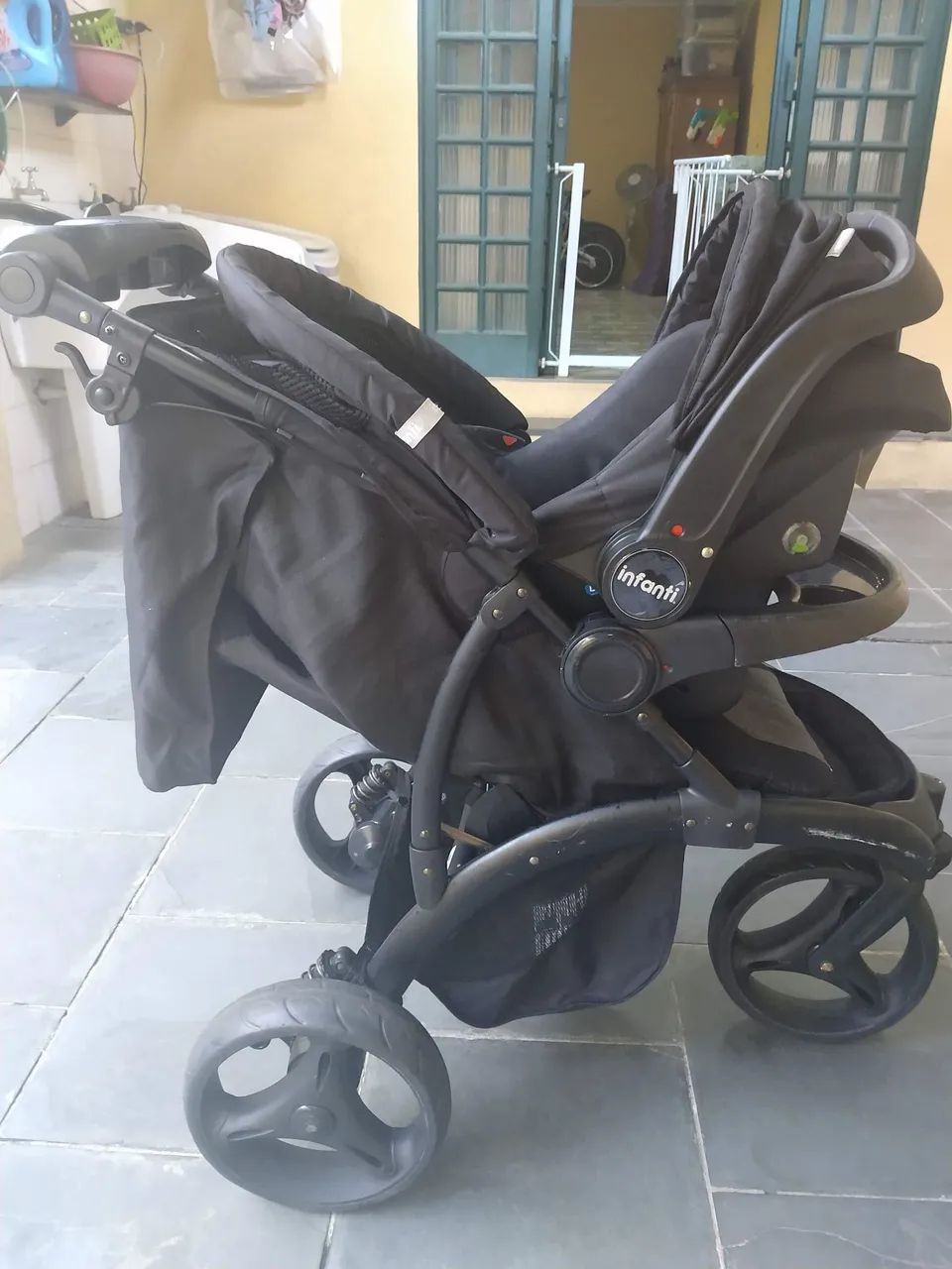 Carrinho de bebê com bebê conforto 