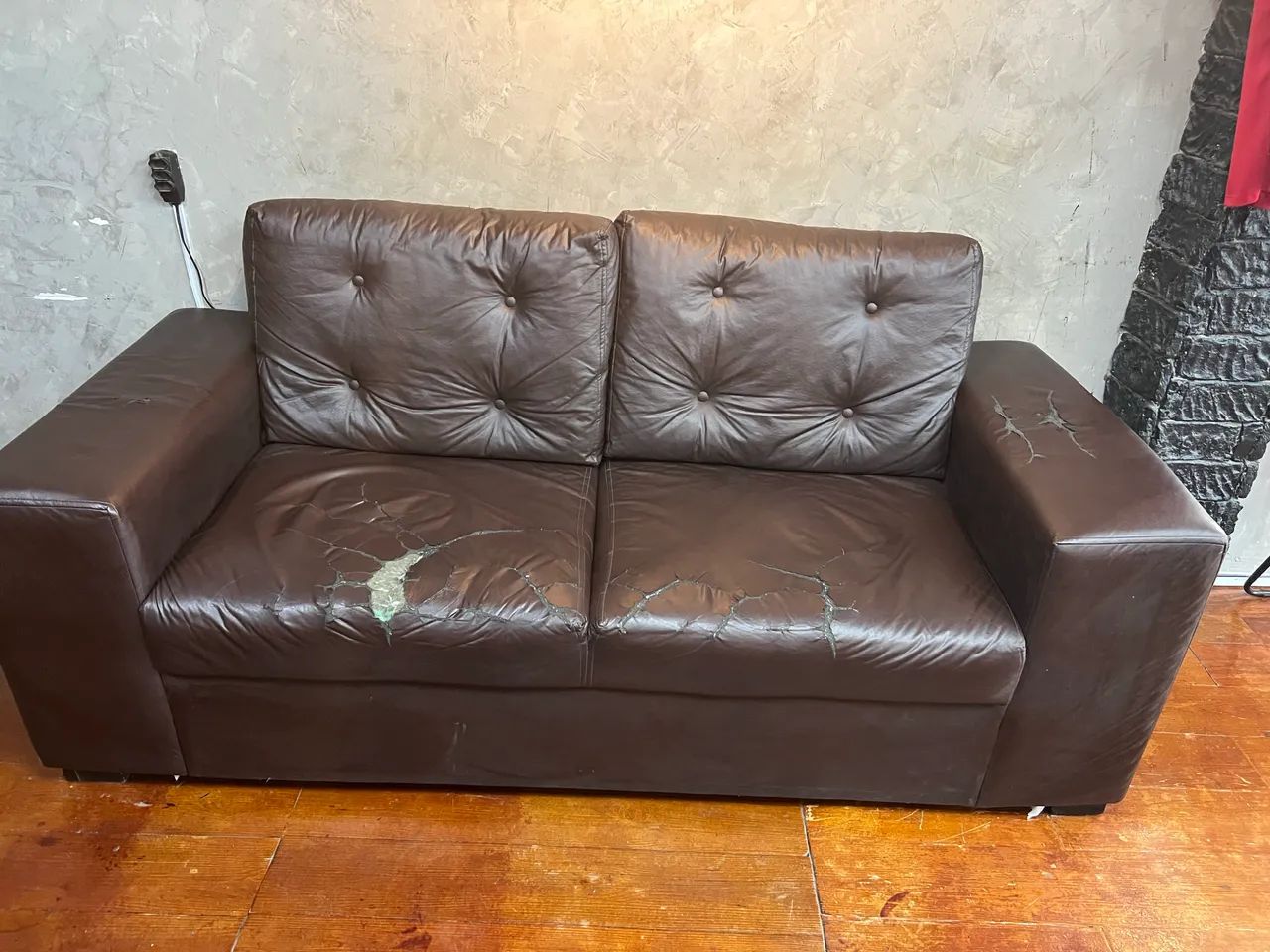 Sofá couro 470064895078574082