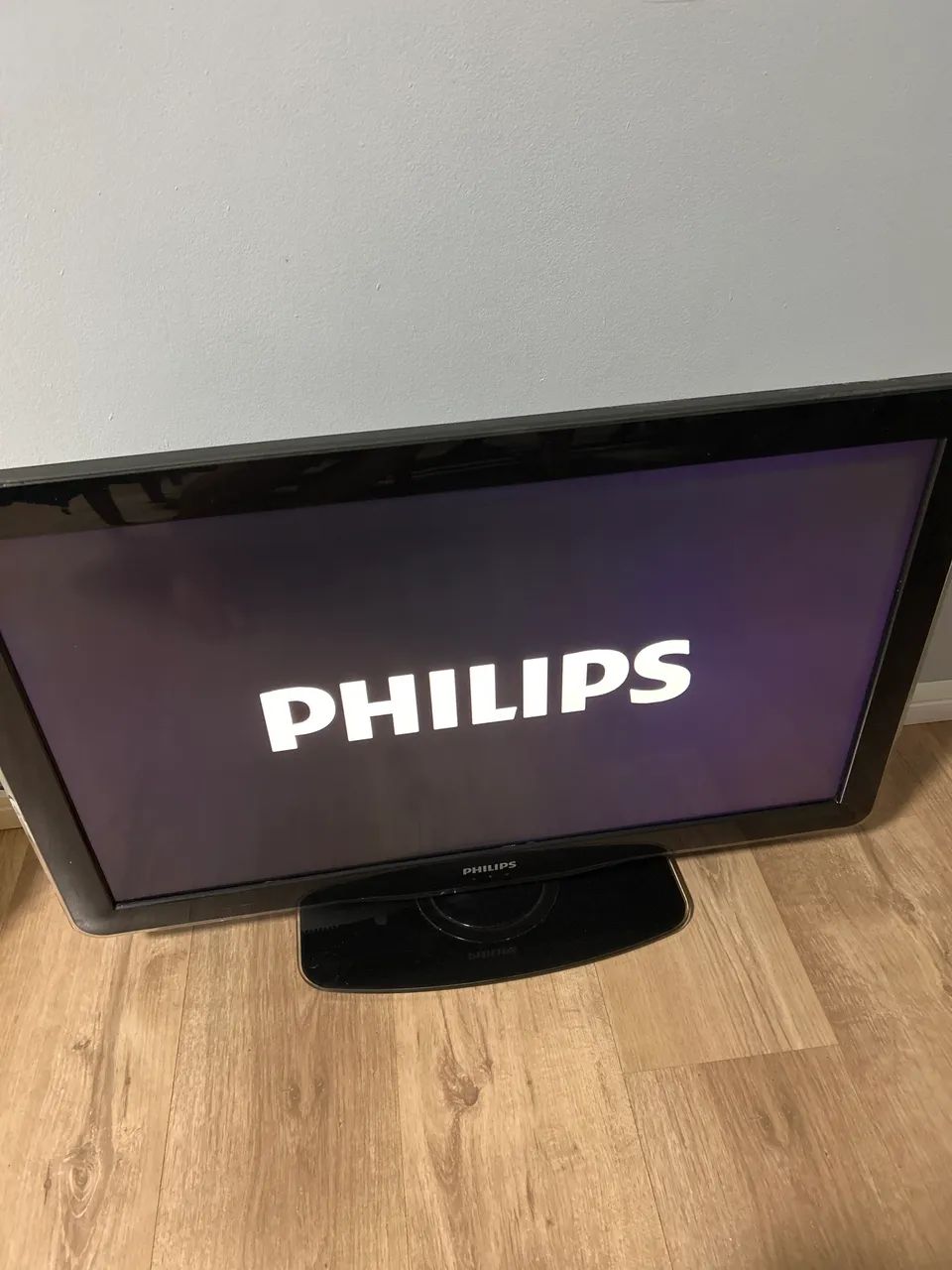 TV PHILIPS 32 polegadas com base e controle 