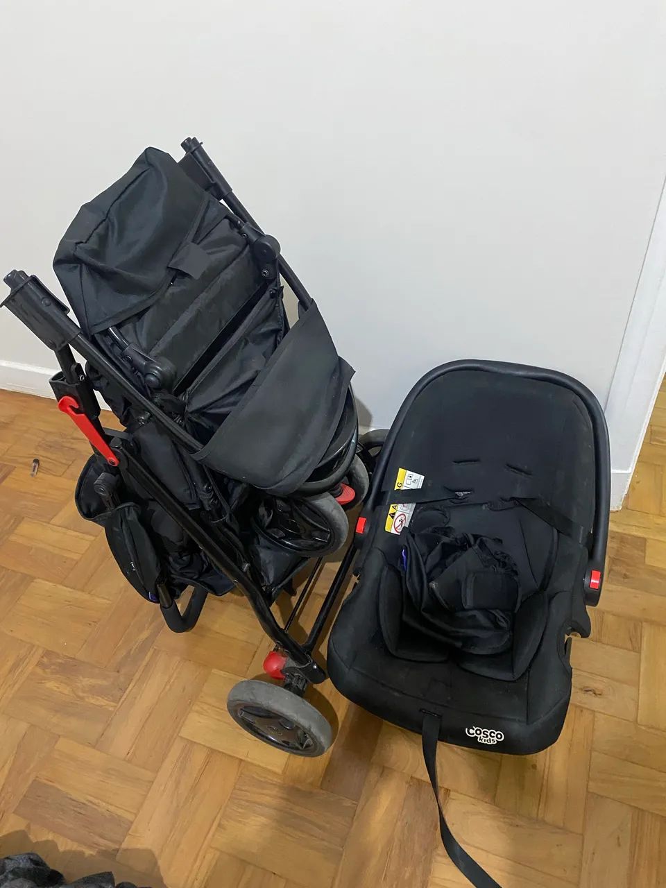 Carrinho de bebê com bebê conforto 