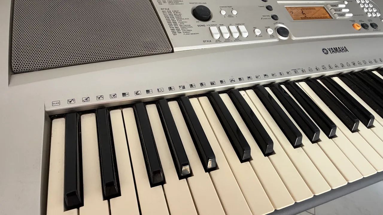 teclado yamaha psr e313 com tripé  - Foto 4