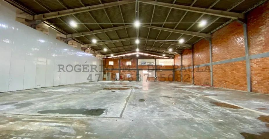 Galpão Logístico 800m² em Camboriú - Frente BR-101 | Com Doca e Escritório