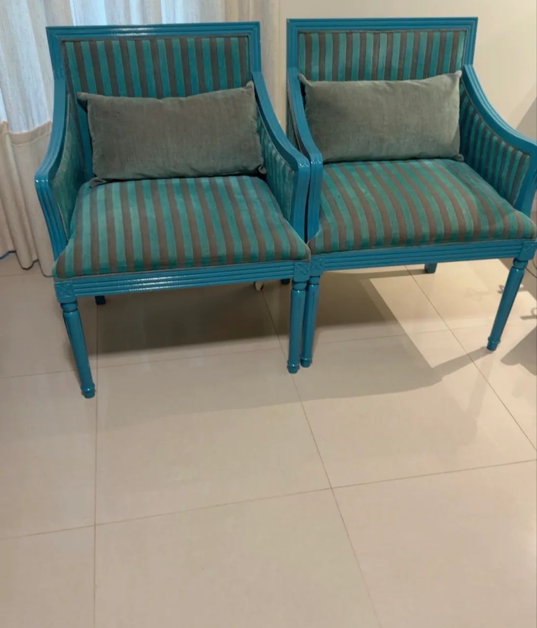Par de poltronas clássicas em madeira e estofado