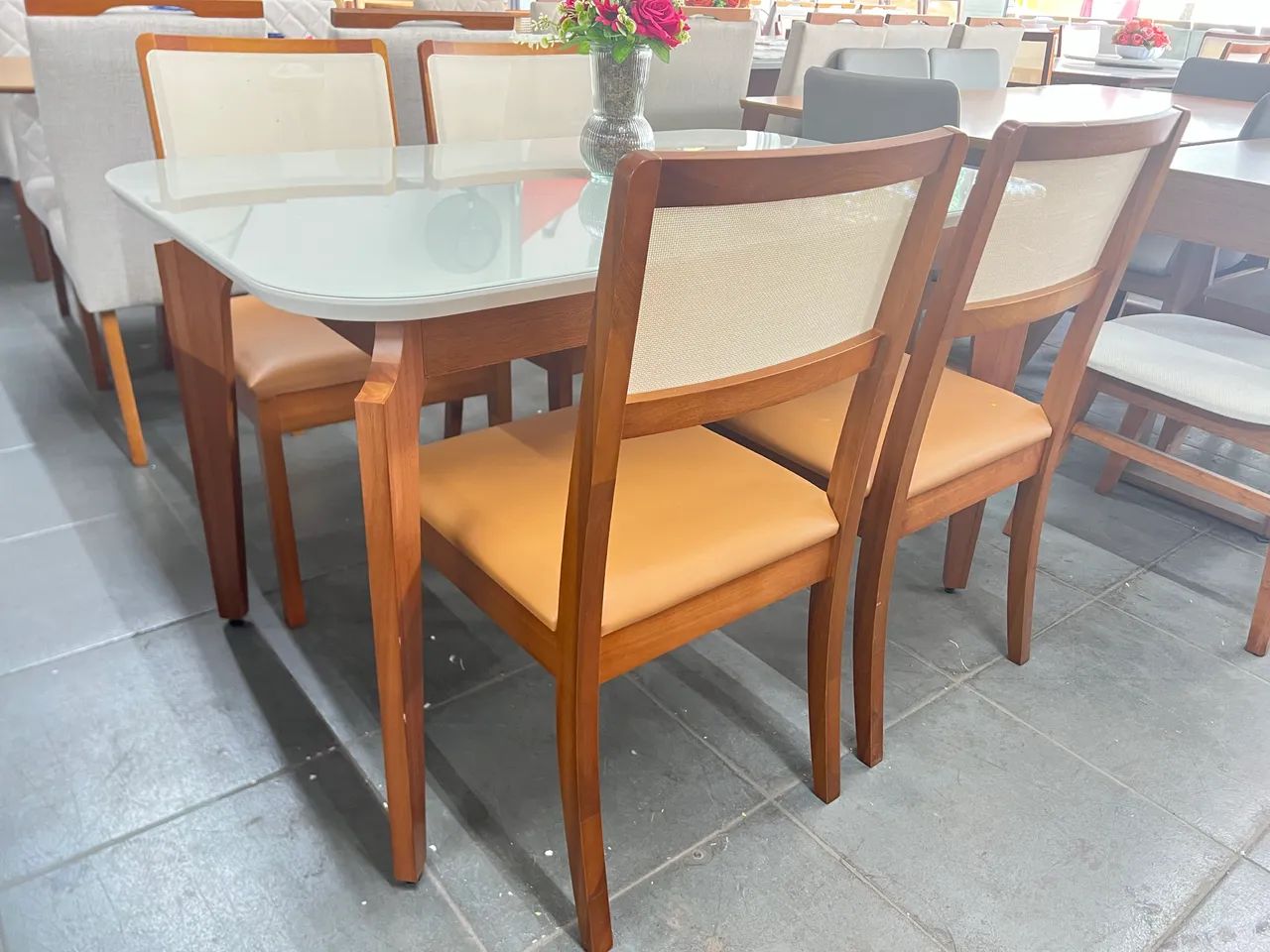 Mesa nova a pronta entrega com cadeiras de madeira  - Foto 2