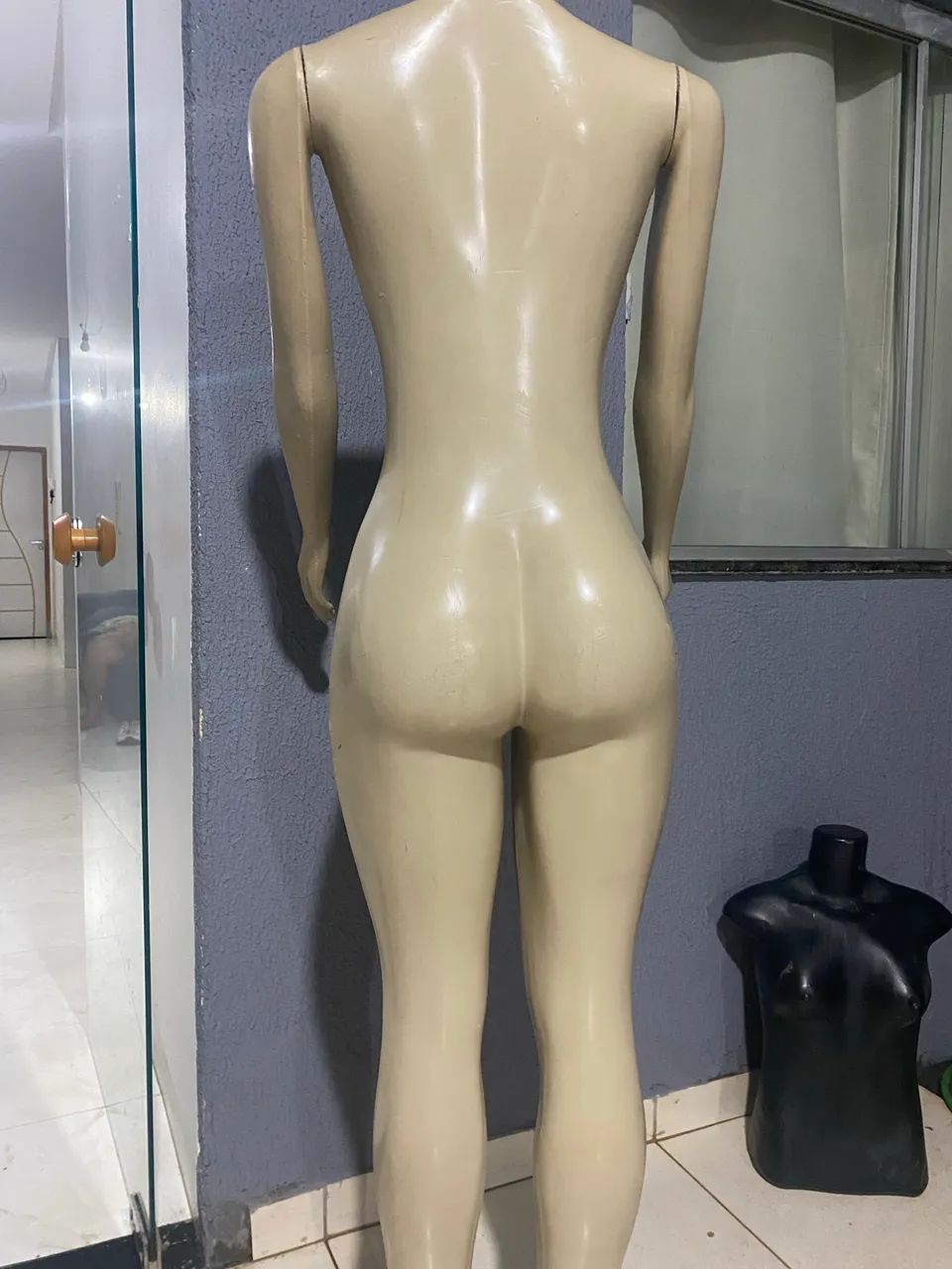 Manequim feminino corpo inteiro com braços e suporte em bom estado - Foto 2
