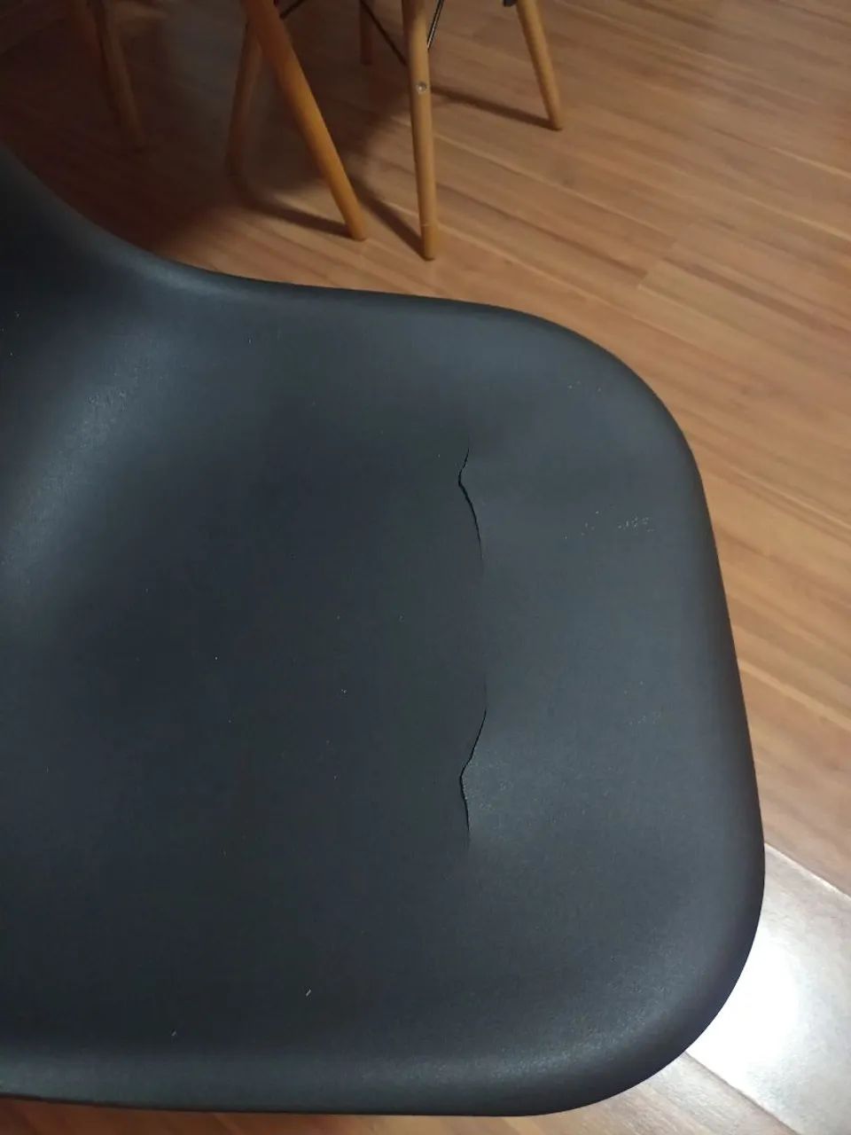 Mesa preta com 4 cadeiras  - Foto 4