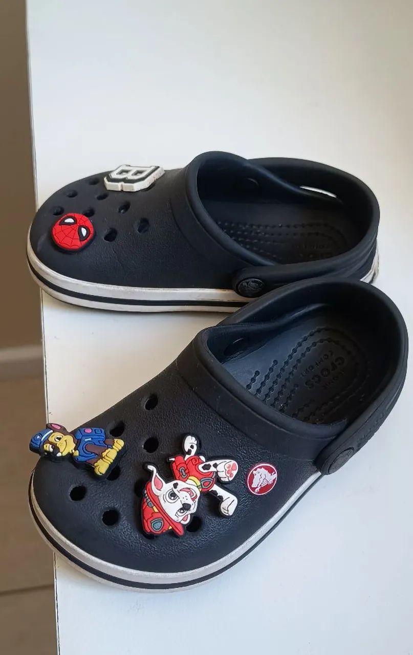 Crocs ORIGINAL Preta com Jibbitz em Perfeito Estado - Foto 2