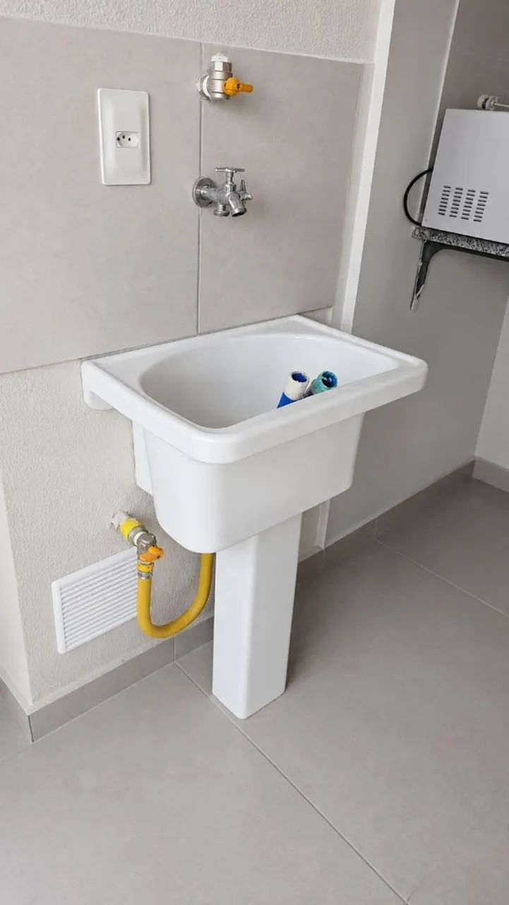 Tanque branco de louça com coluna