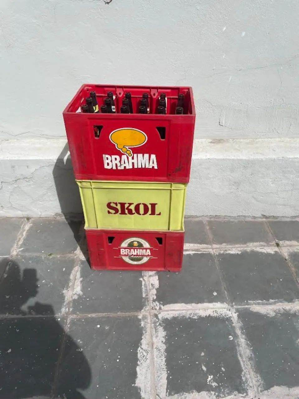 VENDO 3 ENGRADADOS DE CERVEJA COM GARRAFAS - Foto 2