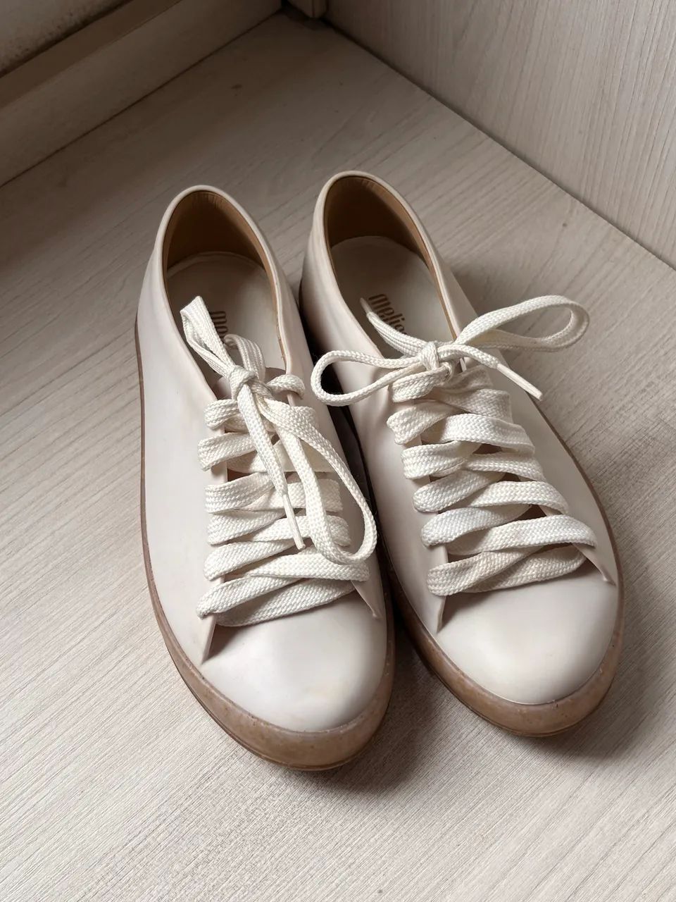 Tênis Melissa branco/off-white - básico e versátil - Foto 3