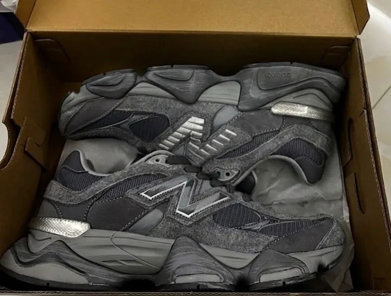 New Balance 9060 Magnet