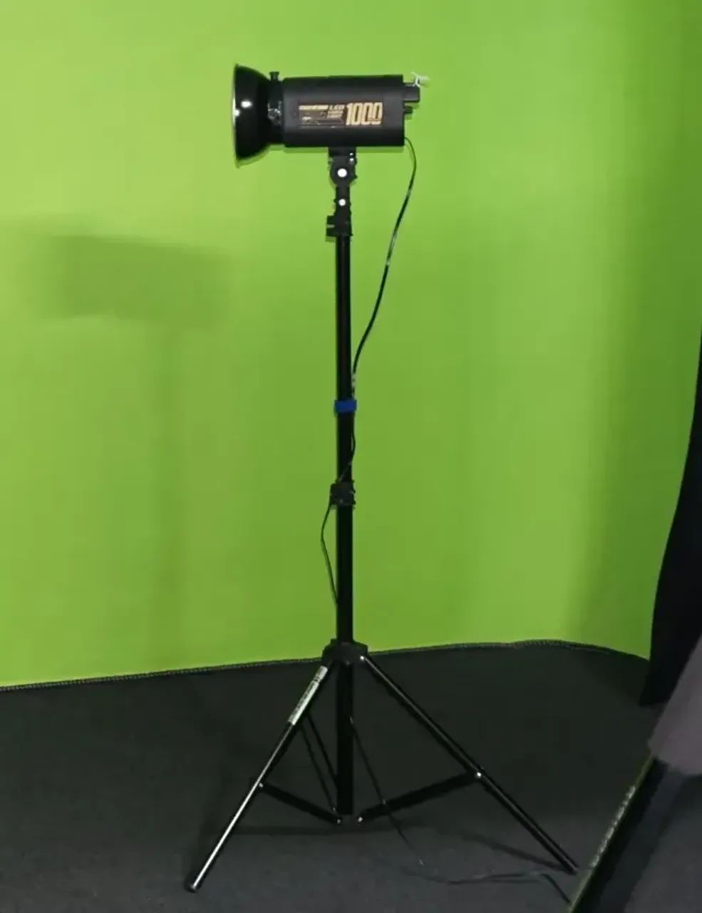Kit 01 Iluminador Video Led 1000 Atek 127/220v Branco-frio e 01 Tripé Mini Black - Foto 6