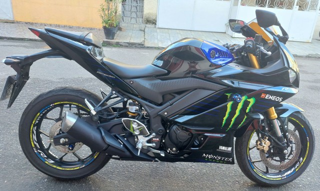 YAMAHA R3 MONSTER