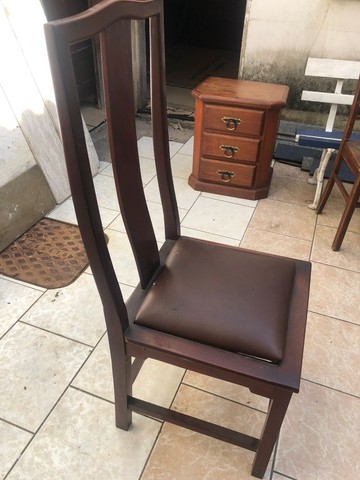 Cadeira Antiga Com Assento Em Courino - Foto 2