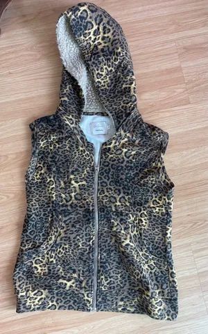 Colete animal print em moletom com capuz forrado