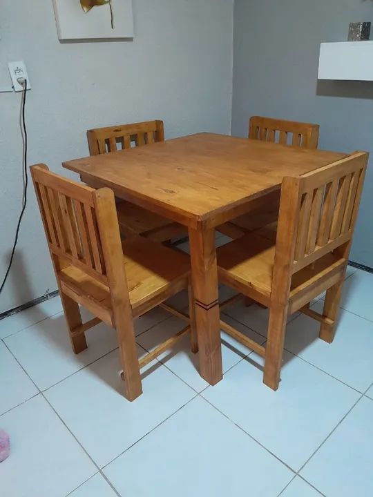 Mesa de jantar em madeira rústica de pinus 