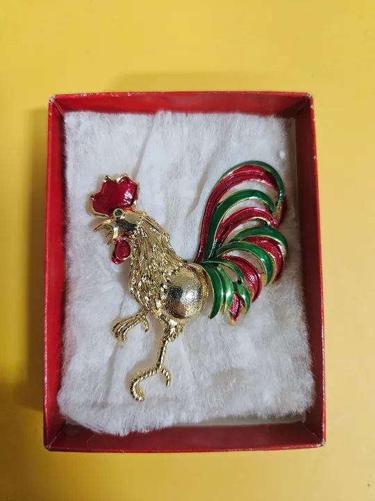 Broche galo dourado esmaltado