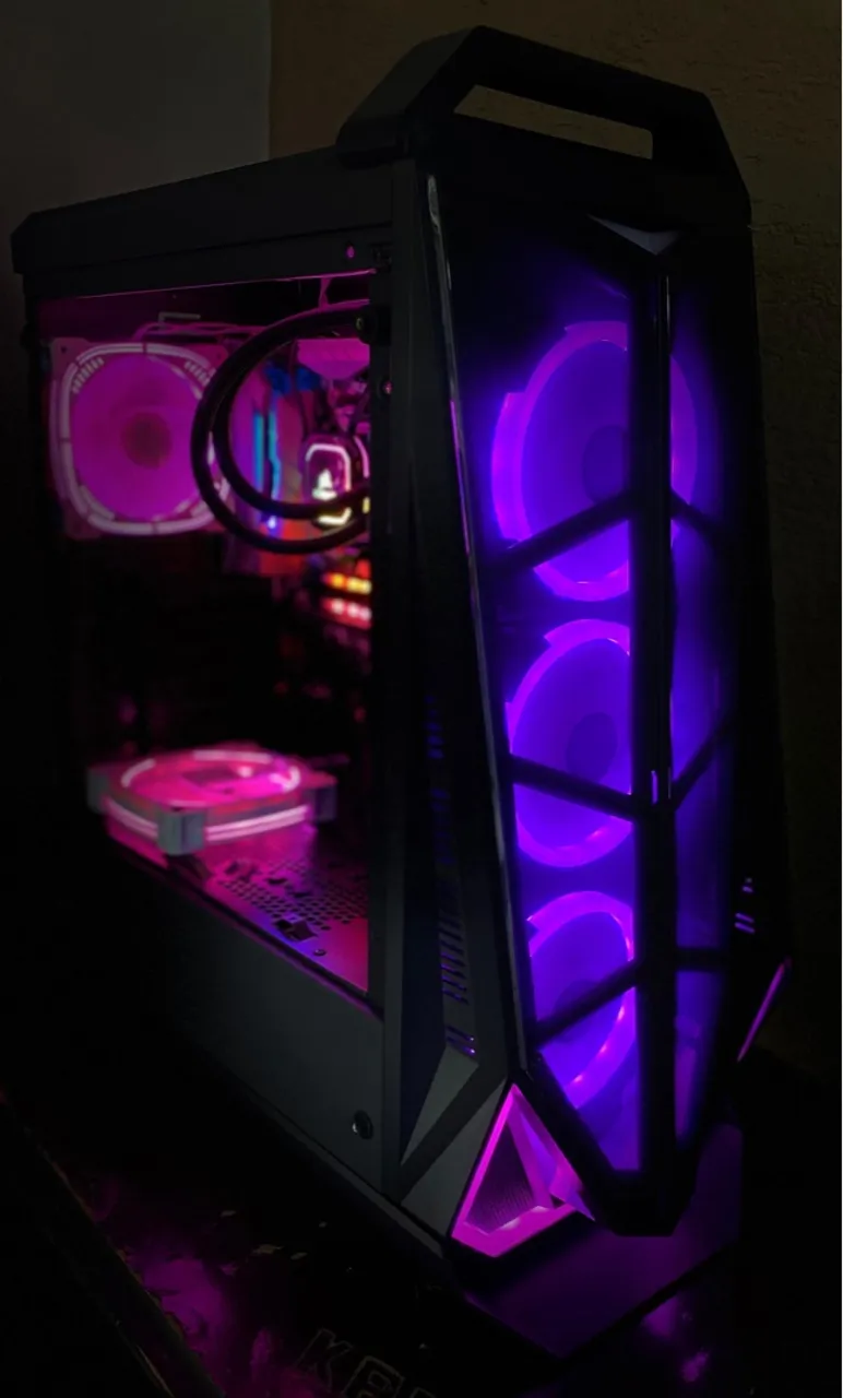 PC Gamer com iluminação RGB vibrante