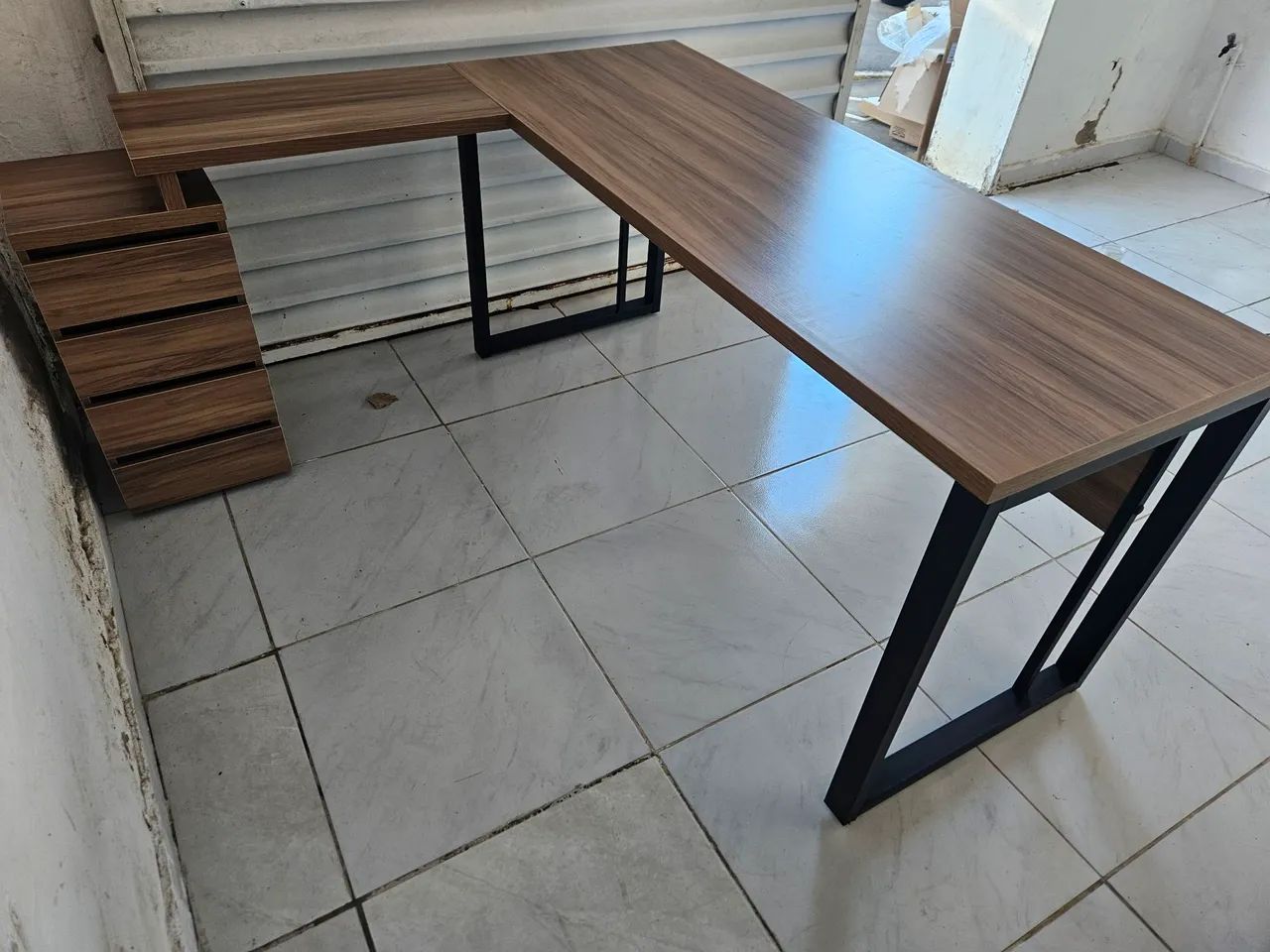 Mesa de Escritório em L com Gaveteiro Integrado - Foto 3