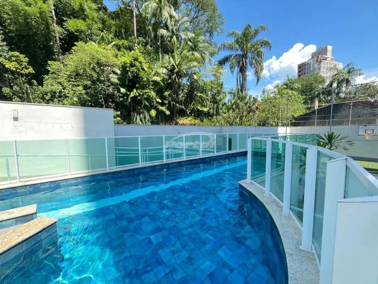 Apartamento com 3 dormitórios sendo 1 deles suite e duas vagas individuais garagem no bair