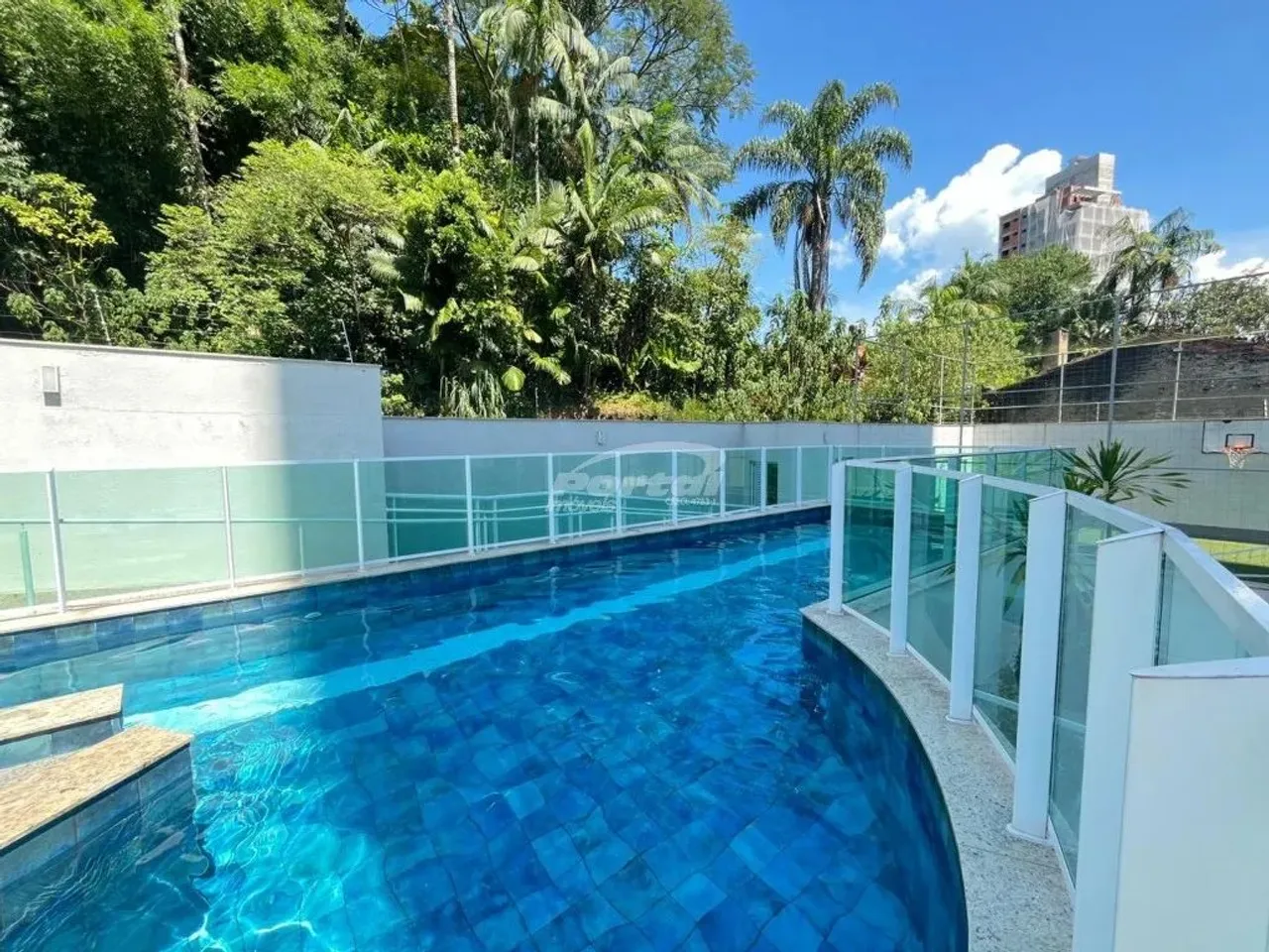 Apartamento com 3 dormitórios sendo 1 deles suite e duas vagas individuais garagem no bair