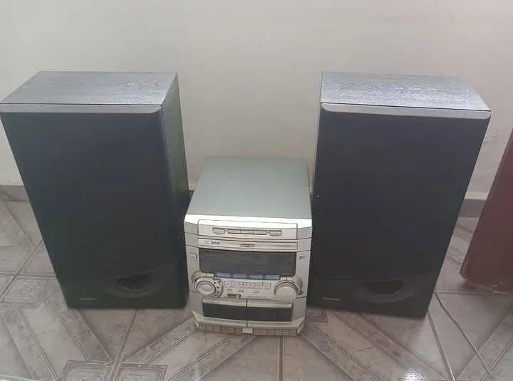 Aparelho de som philips com duas caixas gradiente.