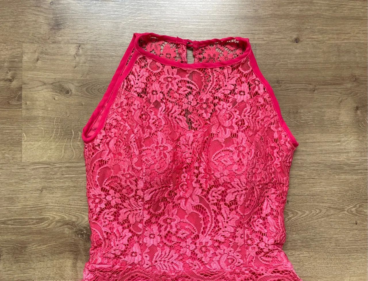 Vestido festa P / PP curto todo em renda  cor cereja / coral, da marca Etrange - Foto 3