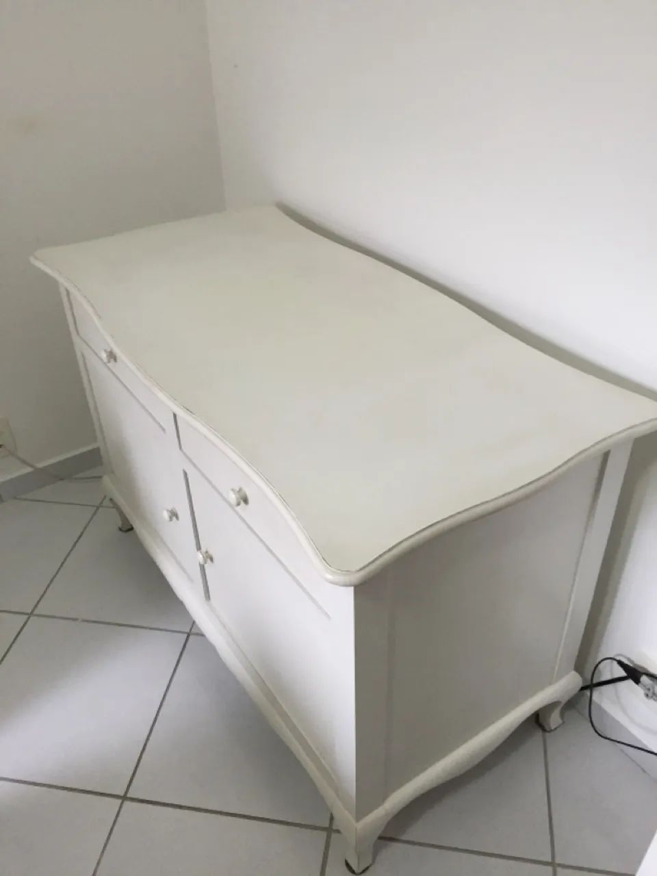 Cômoda Branca Elegante com Design Curvado