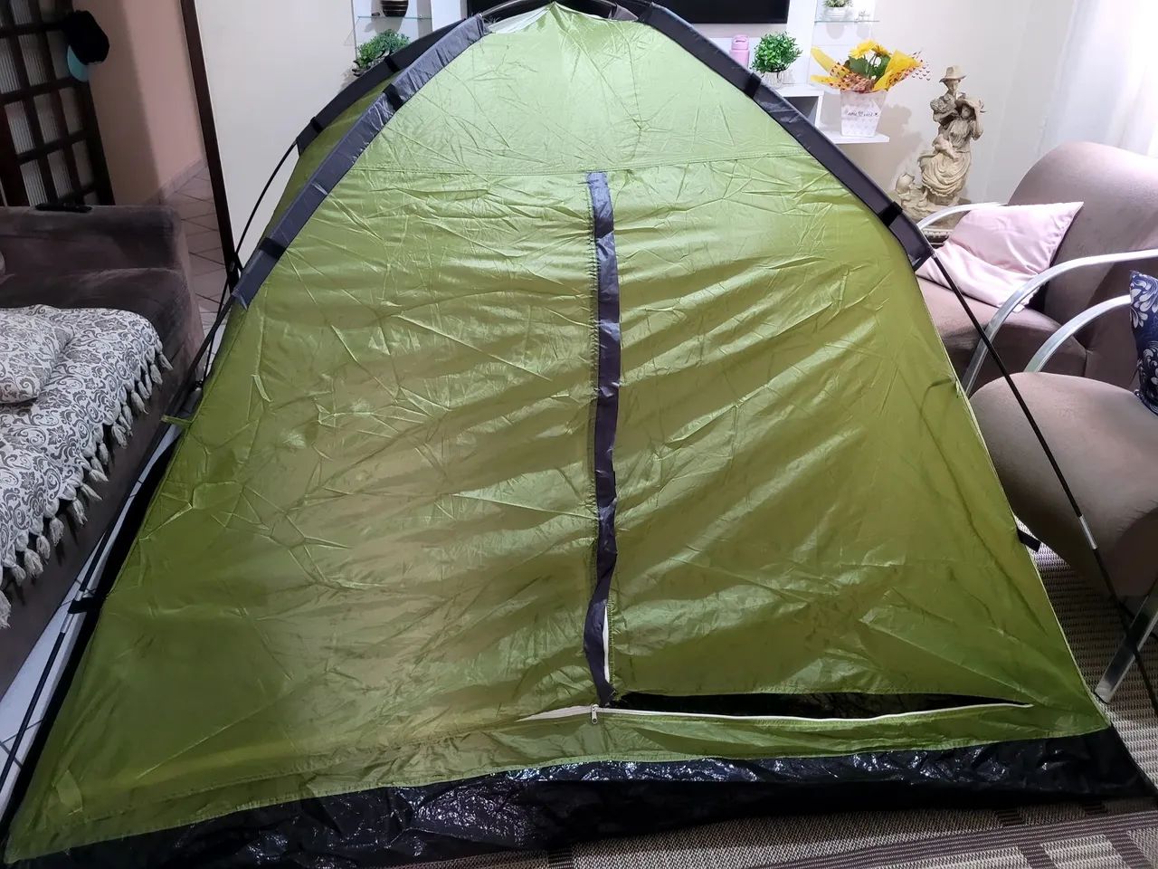 Barraca de camping pra 2 pessoas, mas cabe 3 tranquilo. 