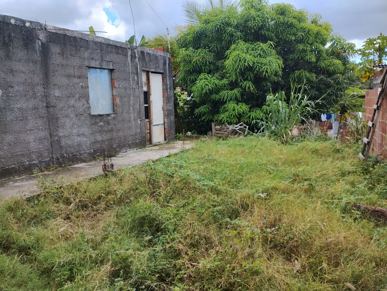Terreno Grande com Casa