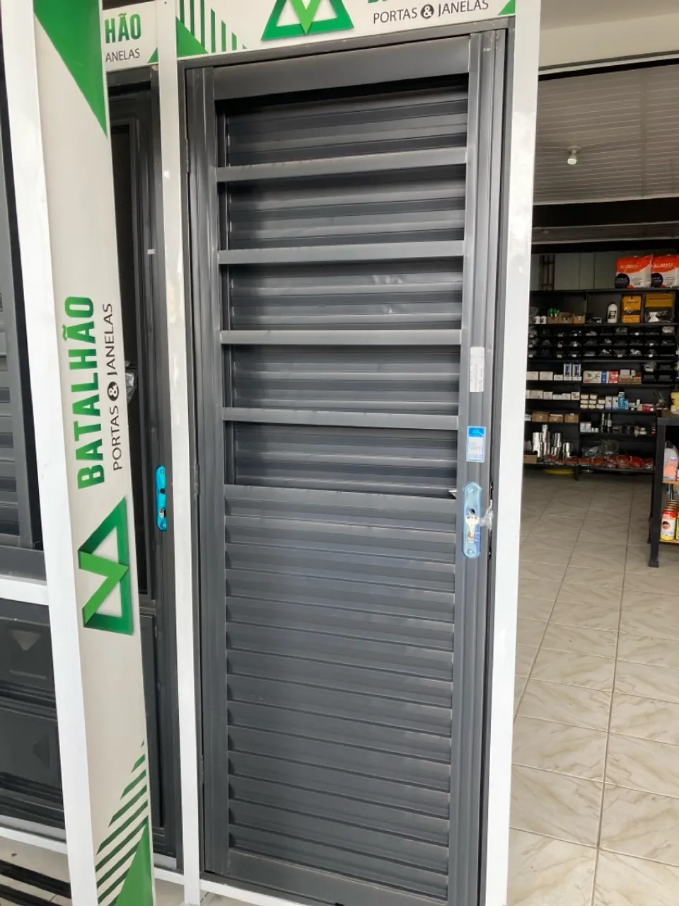 Porta de Aço com Design Moderno