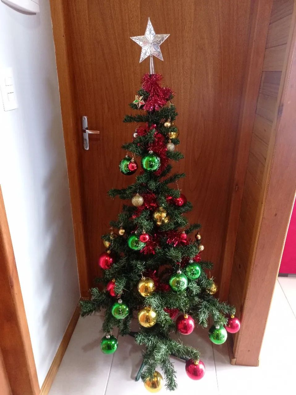 Pinheiro de Natal com enfeites - Foto 4