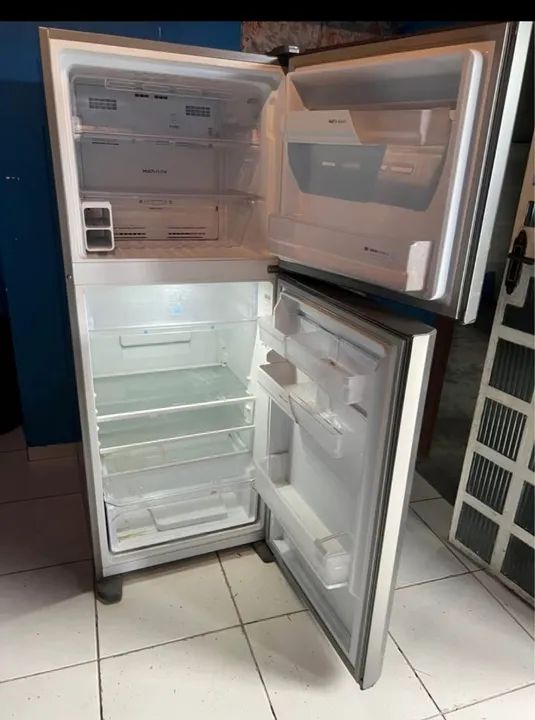 Geladeira Frost Free funcionando perfeitamente 