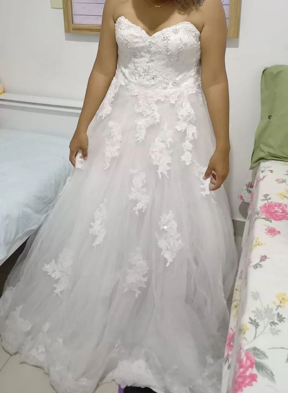 Vestido de noiva branco com renda