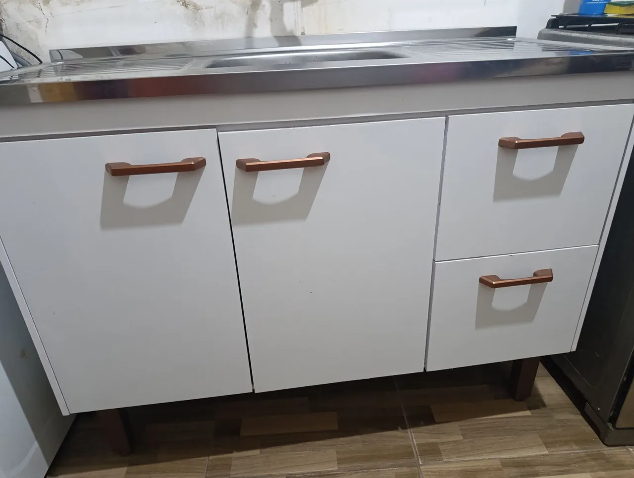 Armário de Cozinha Branco com Detalhes Modernos